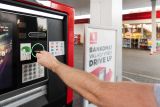Na čerpacích stanicích Benzina lze vybrat peníze z bankomatu přímo z auta