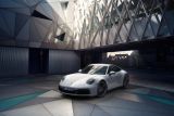 Fanoušci značky Porsche konfigurují skladový vůz pro Porsche Centrum Praha