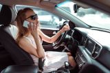 Telefonování za jízdy od Nového roku výrazně podraží