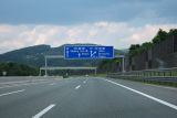 Zákaz zatmavených skel, povinné dva výstražné trojúhelníky nebo ekologické plakety. Co vás může potkat na cestě autem po Evropě?
