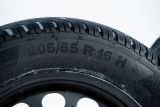Přezouváte gumy? Crash test Allianz ukazuje, co způsobí nezajištěné pneumatiky při převozu v kabině
