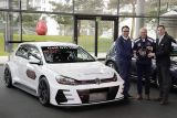 Milník: Stý vůz Golf GTI TCR předán v Autostadtu
