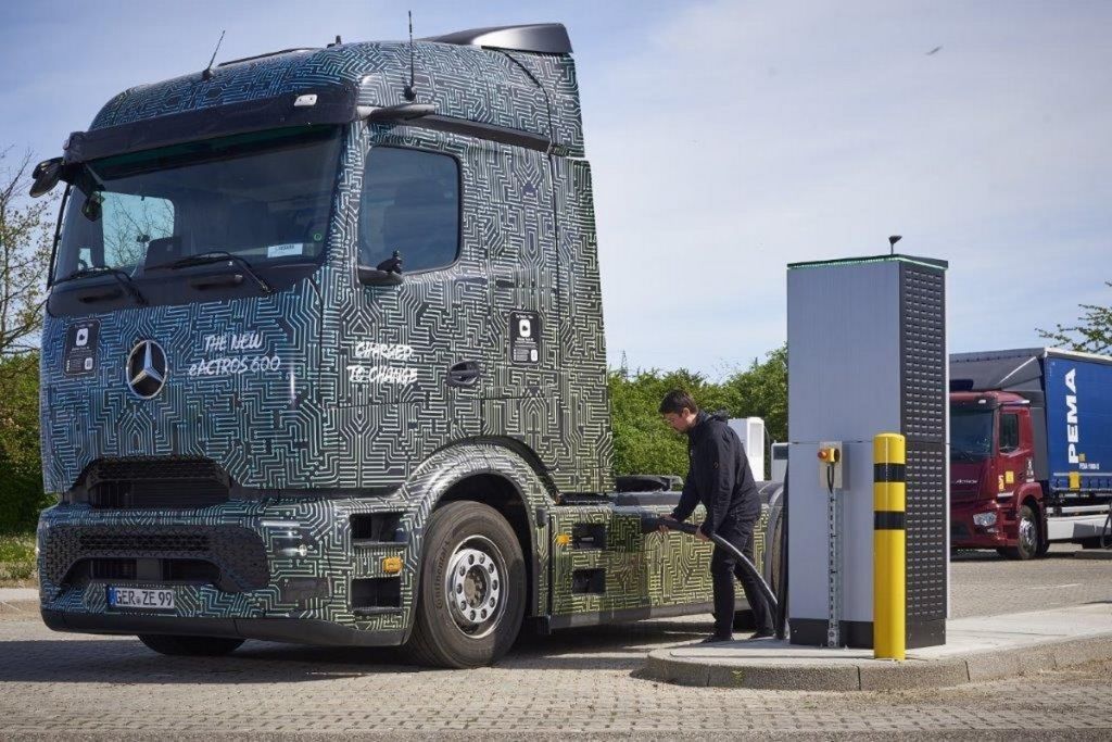 Mercedes-Benz Trucks nabíjí výkonem 1000 kW