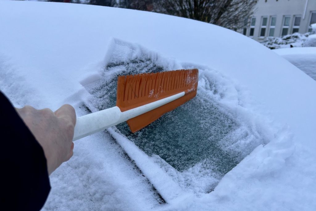 Zimní péče o čelní sklo auta
