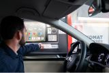 Na čerpacích stanicích Benzina lze vybrat peníze z bankomatu přímo z auta