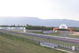 Na závodním okruhu mosteckého autodromu pokračuje výměna asfaltového povrchu