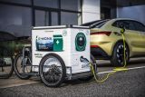 Kurýři startupu DoDo budou po Praze vozit nabíjecí stanice pro elektromobily