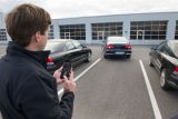 Řidič už nemusí být během parkování ve voze protože s kamerami lze propojit systém dálkového ovládá