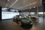 Porsche Centrum Praha - kombinace reflektoru VIVO 2 a vestavenych stropnich svitidel MIREL