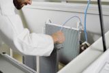 Pokročilý korozní test v solné komoře kontroluje antikorozní vlastnosti kondenzátoru