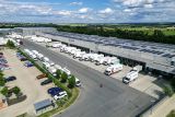 DB Schenker osazuje střechu centra v Rudné u Prahy solárními panely