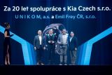 Dealers Awards 2023 20 let spoluprace Arnost-Barna Kia Czecha Milos Pulpan Výkonny reditel UNIKOM a Daniel Lyach Obchodni reditel Emil Frey a Kyoungsun Yoo Prezident Kia Czech